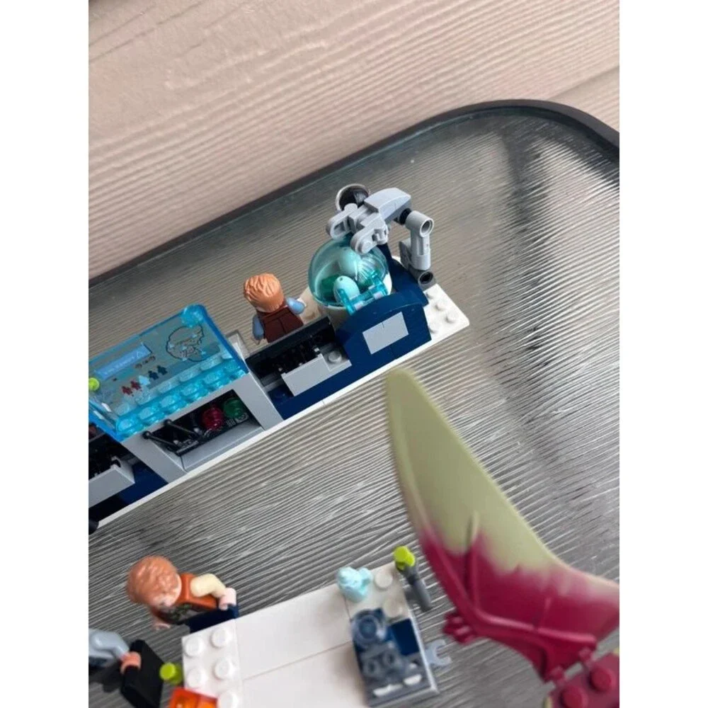 Lego Jurassic World Dr Wu’s Lab Bady Dinosaur Breakout + Pteranadon Chase